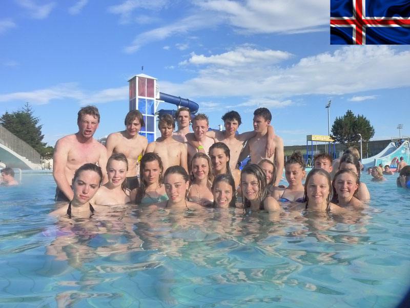 groupe d'ados en colo cet été en Islande se baignant dans les sources d'eau chaude