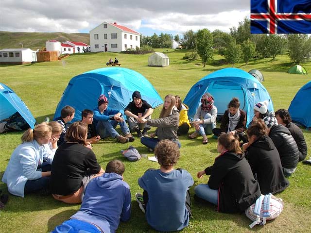 adolescents campant en Islande en colonie de vacances itinérante cet été