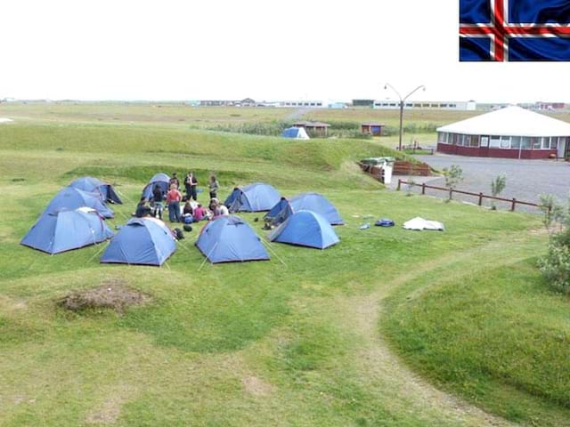 tentes de couchage dans un paysage islandais en colonie de vacances itinérante en Islande cet été