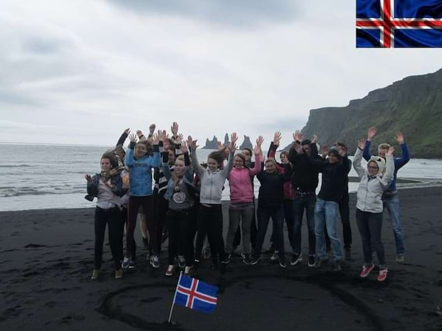 Groupe d'ados heureux d'être en colo en Islande cet été