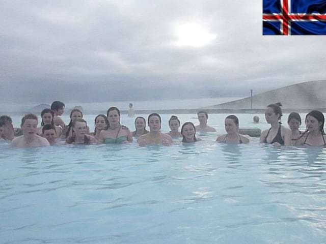 Groupe d'adolescents se baignant dans une source d'eau chaude en colonie de vacances en Islande