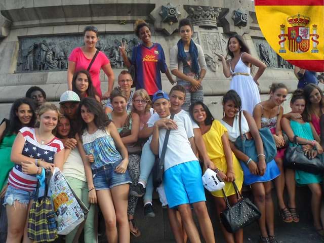 groupe d'adolescents en espagne cet été