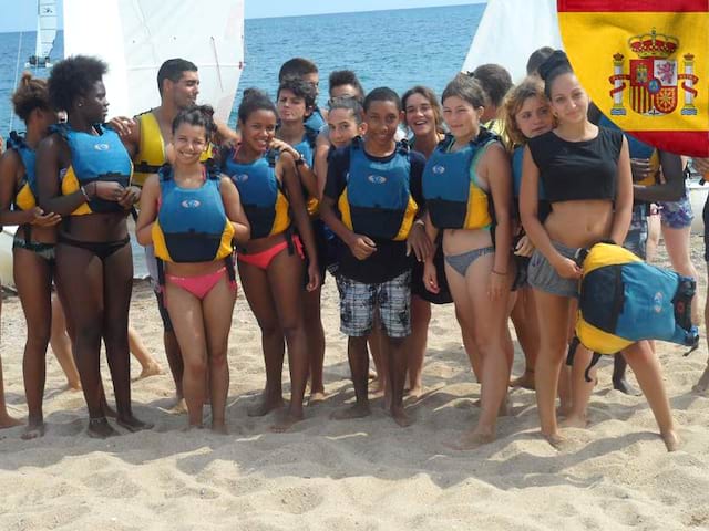 groupe d'ados en colonie de vacances en bord de mer en espagne 