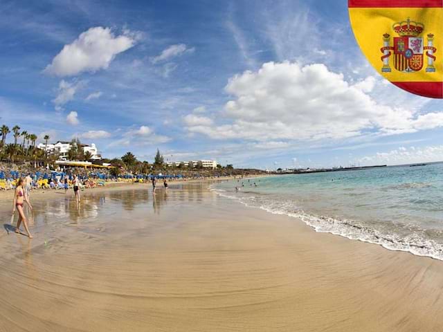 Vue sur le plage de colonie de vacances cet été en Espagne