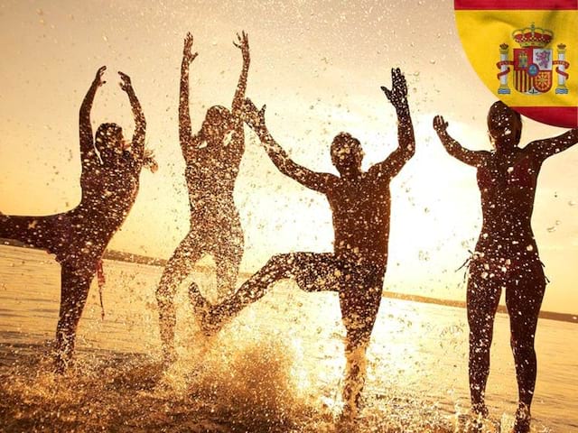 adolescents en bord de mer sous le coucher de soleil heureux d'etre en colonie de vacances en Espagne