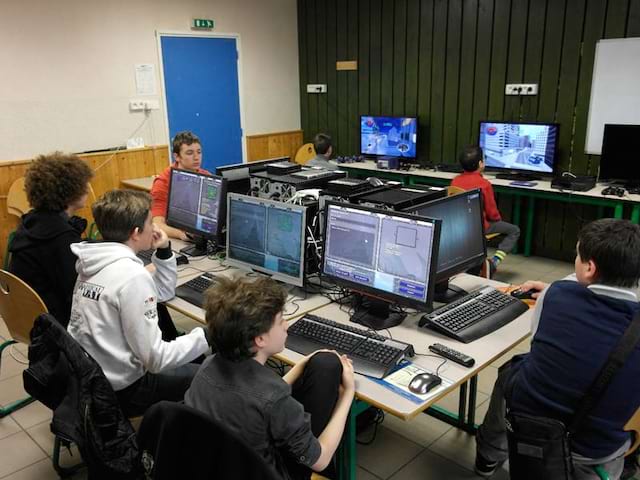 Groupe de jeunes qui s'amusent en colo jeux vidéo cet été à Echendelys