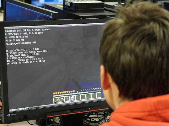 Enfant jouant à Minecraft en colonie de vacances jeux vidéo été