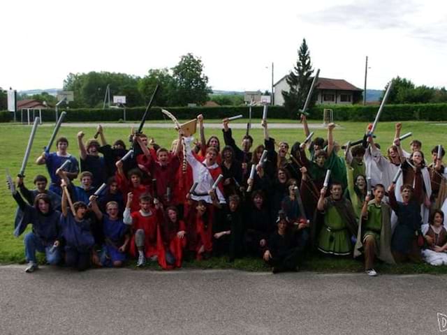 Groupe d'enfants et ados déguisés en colonie de vacances jeux de role pour cet été