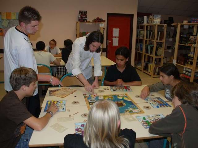 Enfants en colonie de vacances jouant aux jeux de société