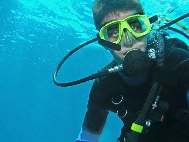 ado sous l'eau en tenue de plongée en colo mer