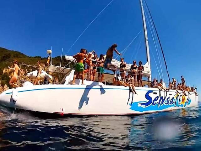 groupe d'ados en excursion bateau en colo a la mer