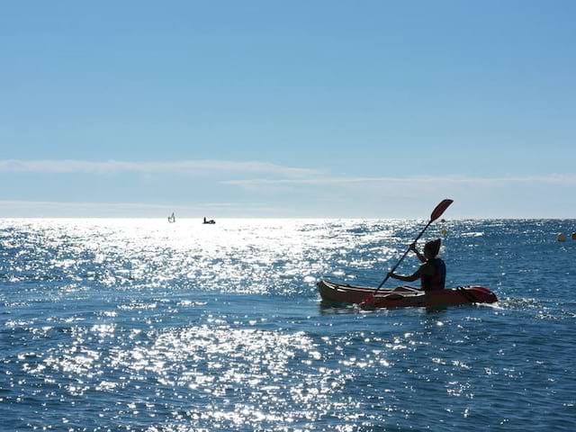 ado faisant du kayak en colo a la mer