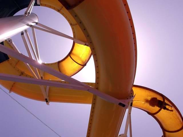 vue sur les toboggan géants d'aqualand en colonie mer cet été