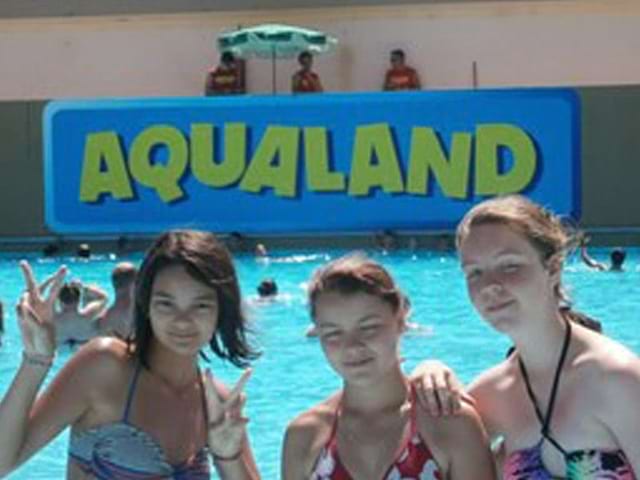 portrait de jeunes filles a aqualand en colo a la mer cet été