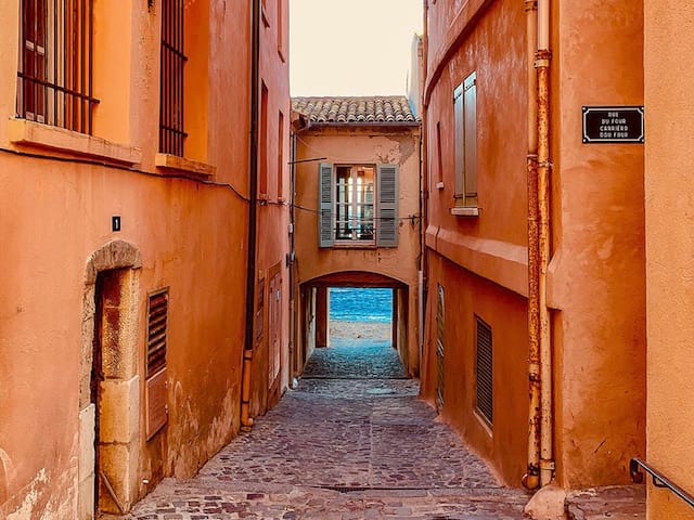 rue atypique de st tropez en colo cet été