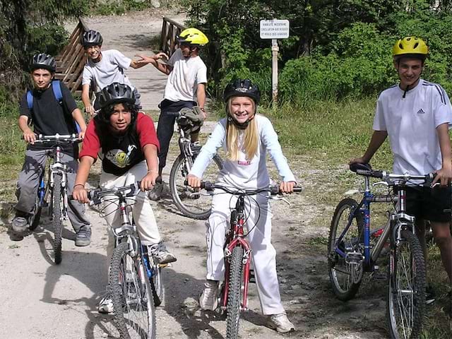 Groupe d'enfants à vélos en colonie de vacances à la campagne cet été