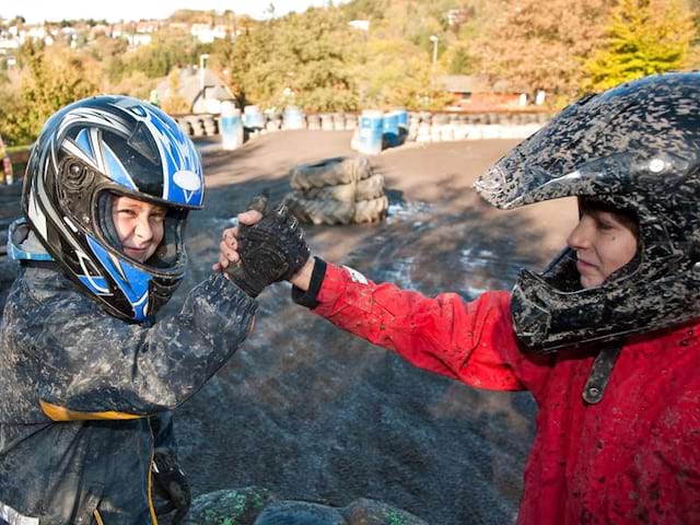 Enfants se serrant la main en colonie de vacances d'été moto 