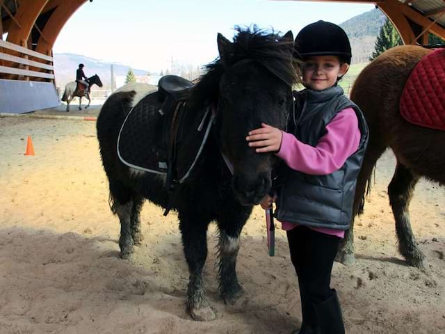 Fille et son poney en colonie de vacances été