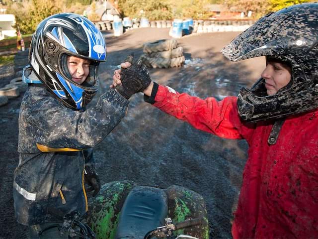 Deux enfants se serrant la main en colonie de vacances moto cross été