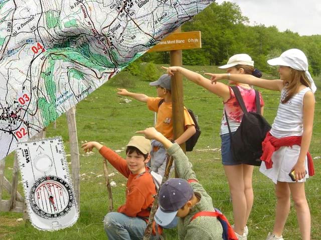 Groupe d'enfants en course d'orientation en colonie de vacances été