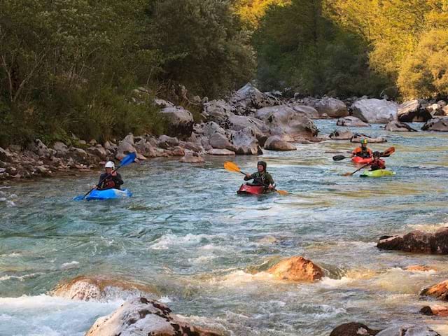 Enfants faisant du canoe kayak en colonie de vacances multi activités été