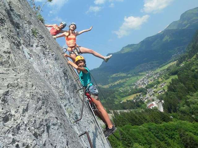 Groupe d'enfants faisant de l'escalade sur voies naturelle en colo