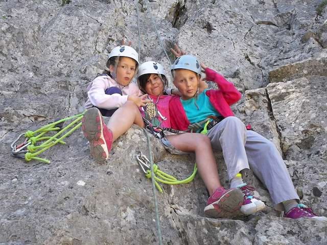 Trois jeunes filles assises sur la roche en colonie de vacances escalade été