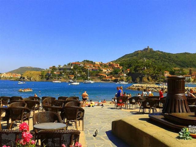 Vue sur la mer en colonie de vacances d'été