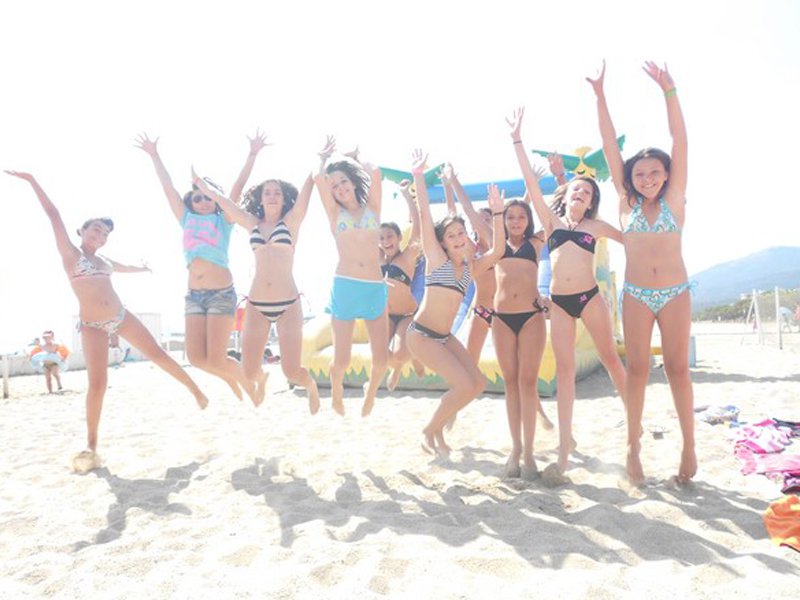 Groupe d'adolescents à la mer en colonie de vacances