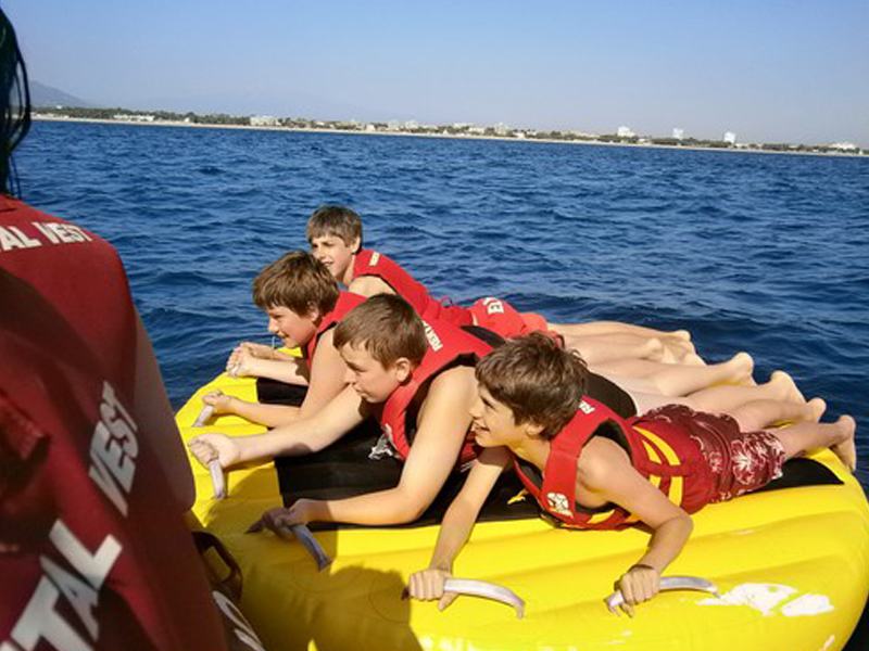 Enfants sur une bouée tractée en colonie de vacances d'été
