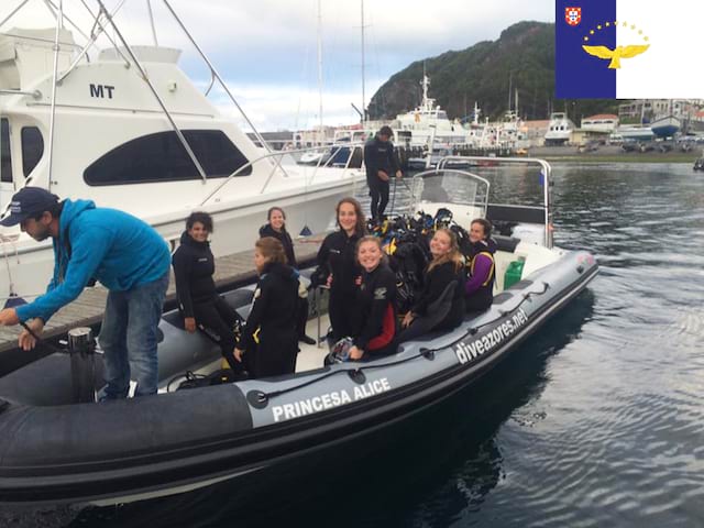 enfants en balade à bateau cet été en colonie de vacances aux açores