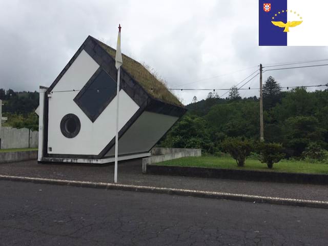 Maison penchée en colonie de vacances aux açores cet été pour ados