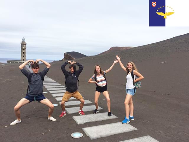 Adolescents en colonie de vacances aux açores cet été 