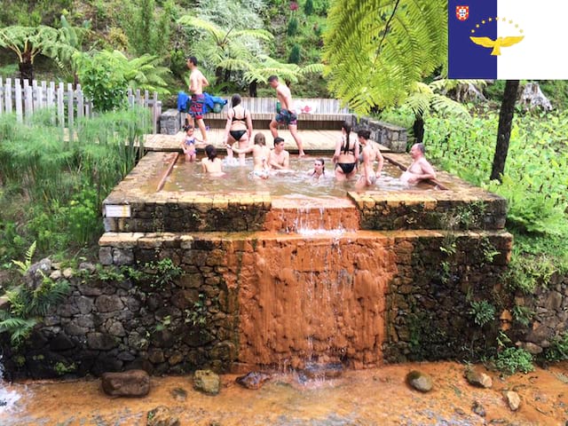 adolescents se baignant dans les sources d'eau chaude en colonie de vacances aux açores