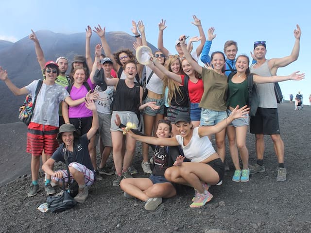 Groupe d'adolescents en colonie de vacances cet été 