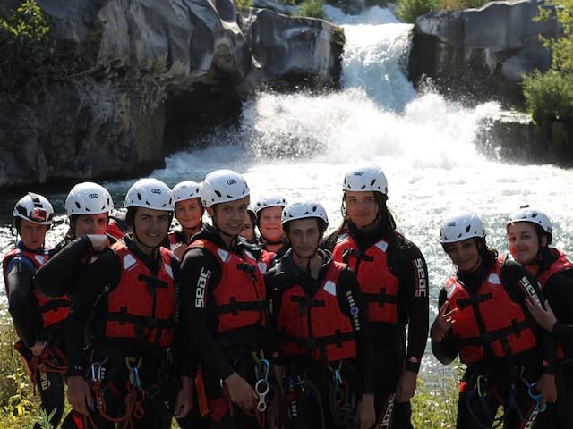 Adolescents pratiquant le canyoning en colonie de vacances en Sicile cet été