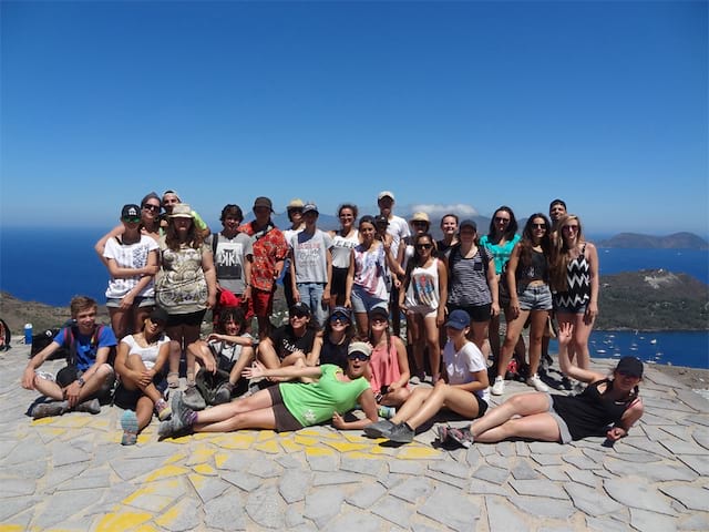 groupe d'adolescents en colonie de vacances itinérante en Sicile Sardaigne et à Malte