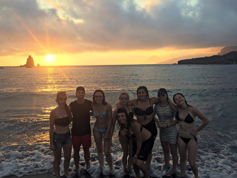 groupe d'adolescents sur la plage en colonie de vacances cet été 