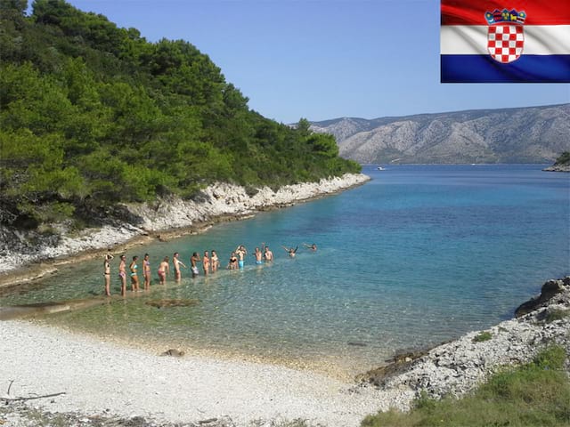 groupe d'ados s'appretant à se baigner en colonie de vacances en Croatie