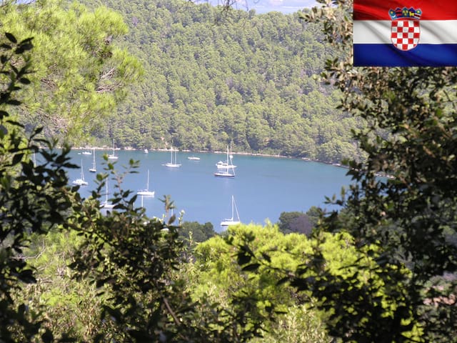 Vue sur un lac de Croatie en colonie de vacances ce printemps