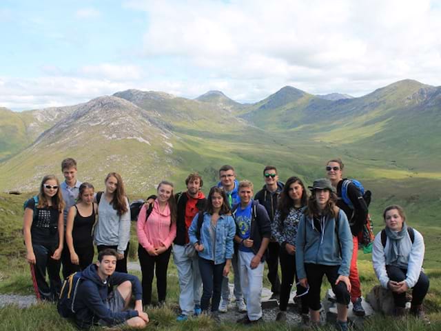 groupe d'adolescents en colonie de vacances cet été en Irlande