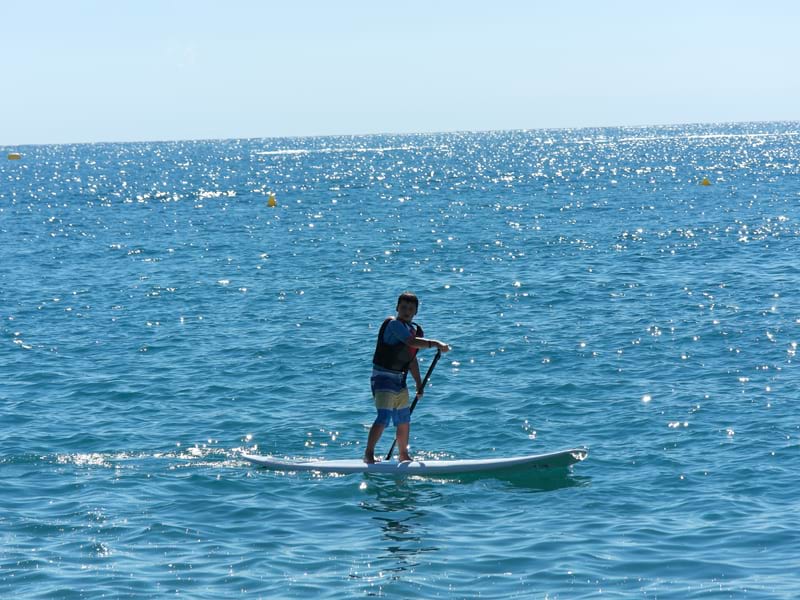 Adolescent apprenant à faire du surf en colo