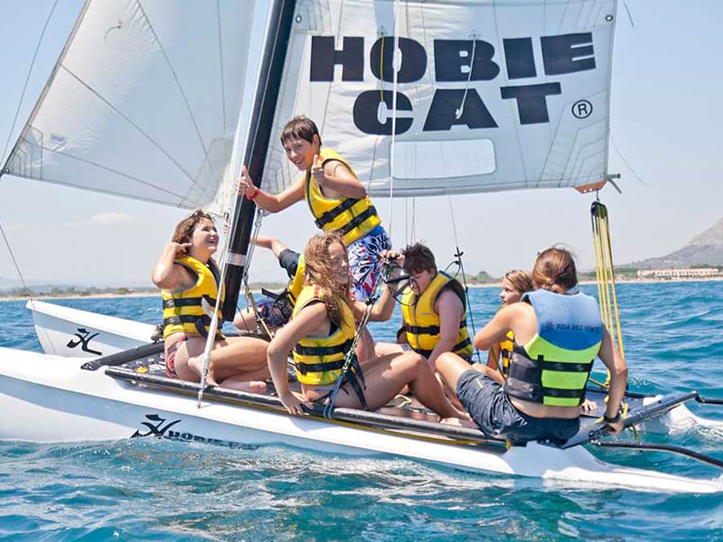 Enfants sur un bateau à voile en colonie de vacances cet été à mimizan