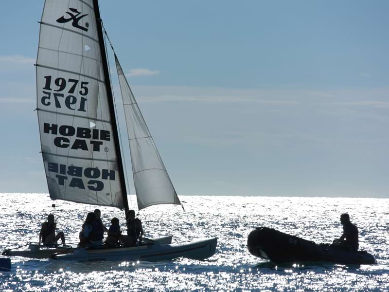 Enfants en balade en optimist sur l'ocean en colonie de vacances