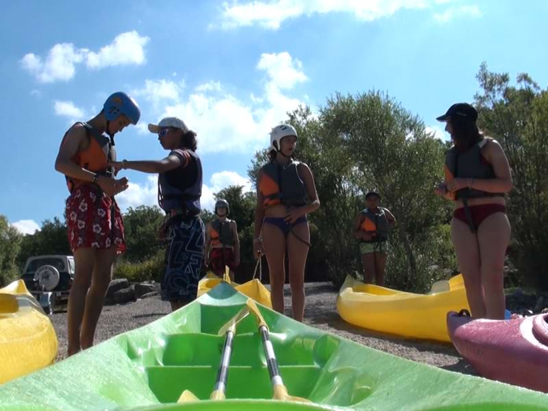 Adolescents faisant du canoe kayak en colonie de vacances