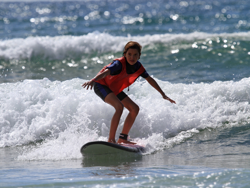 Jeune fille faisant du surf en colonie de vacances surf à l'atlantique