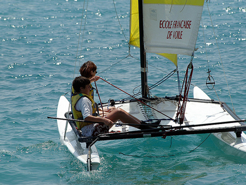 Enfants faisant du bateau en colonie de vacances d'été océan atlantique
