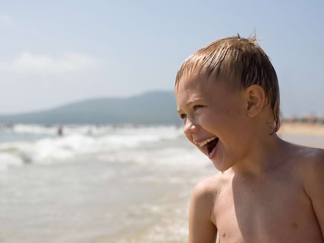 enfants heureux d'être en colonie de vacances à la plage surf océan atlantique