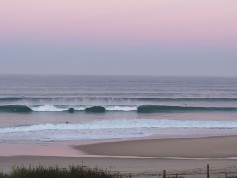 Paysage à la plage en colonie de vacances surf à l'océan atlantique en été