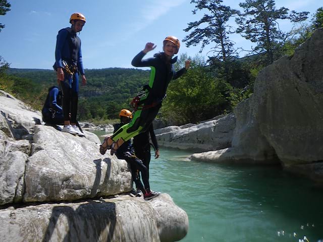 ado de 14 ans faisant du canyoning en colo dans le gard